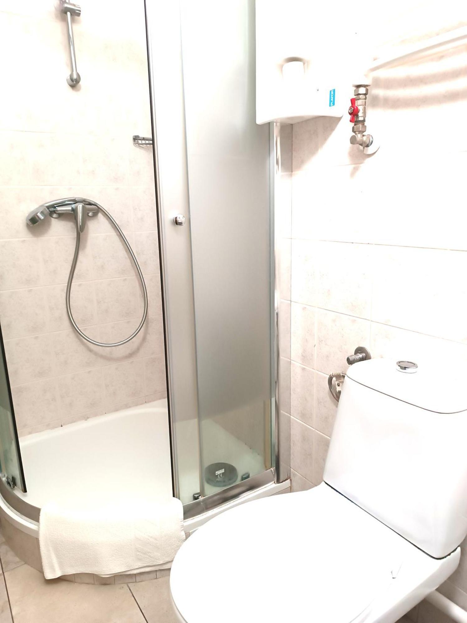 Hostel Krosnienska 12 Zielona Gora  Bagian luar foto