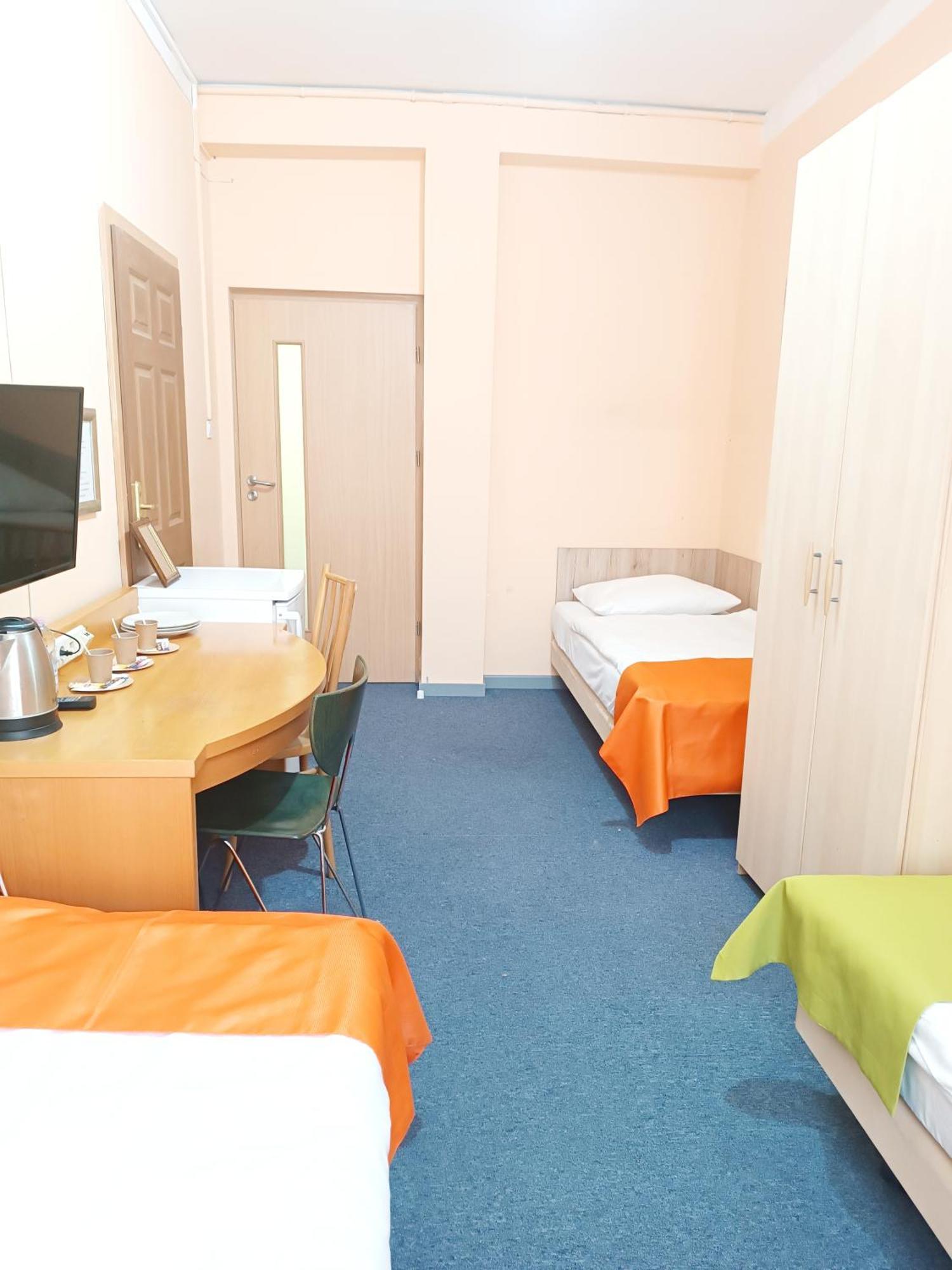 Hostel Krosnienska 12 Zielona Gora  Bagian luar foto