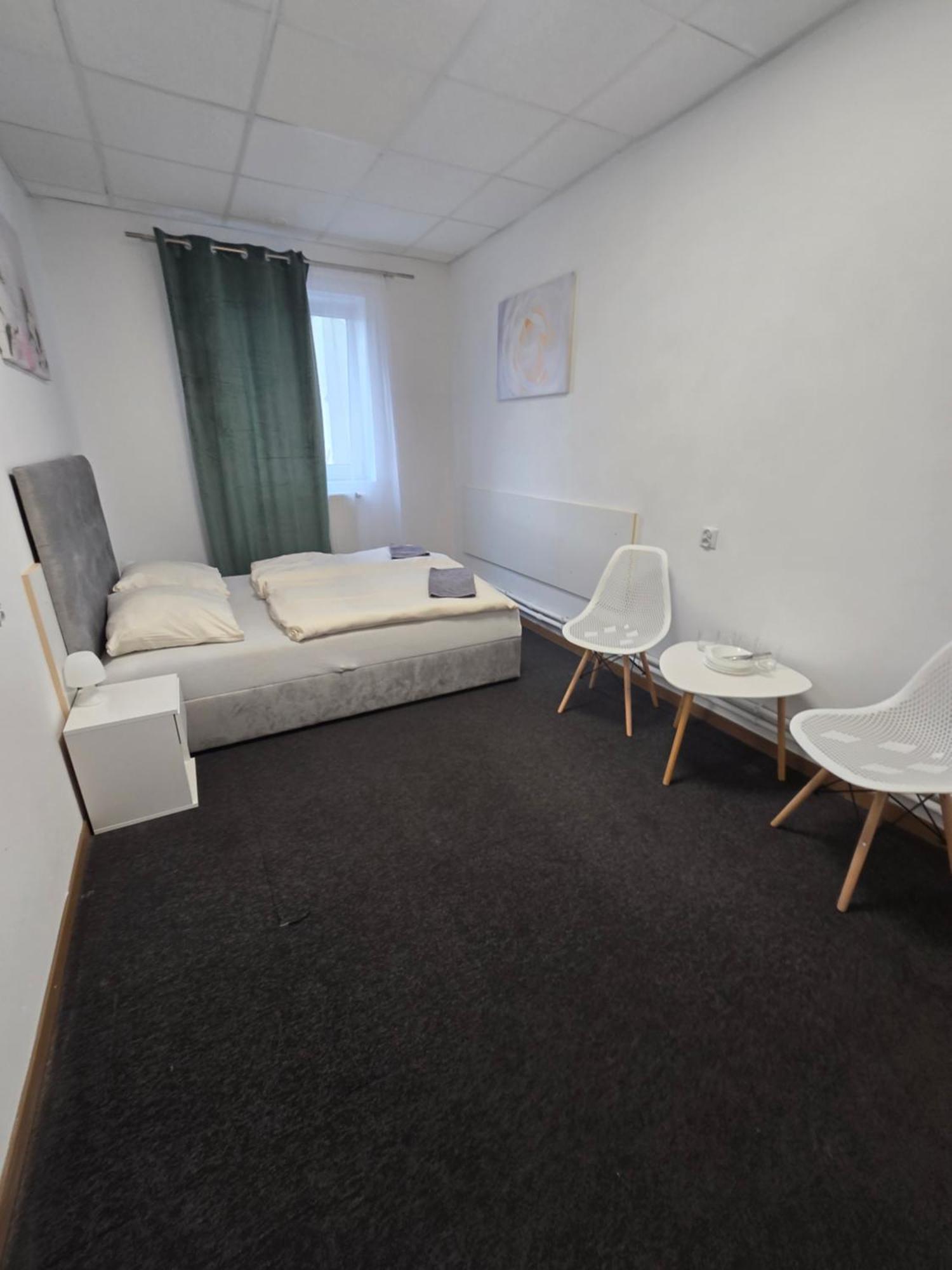 Hostel Krosnienska 12 Zielona Gora  Bagian luar foto