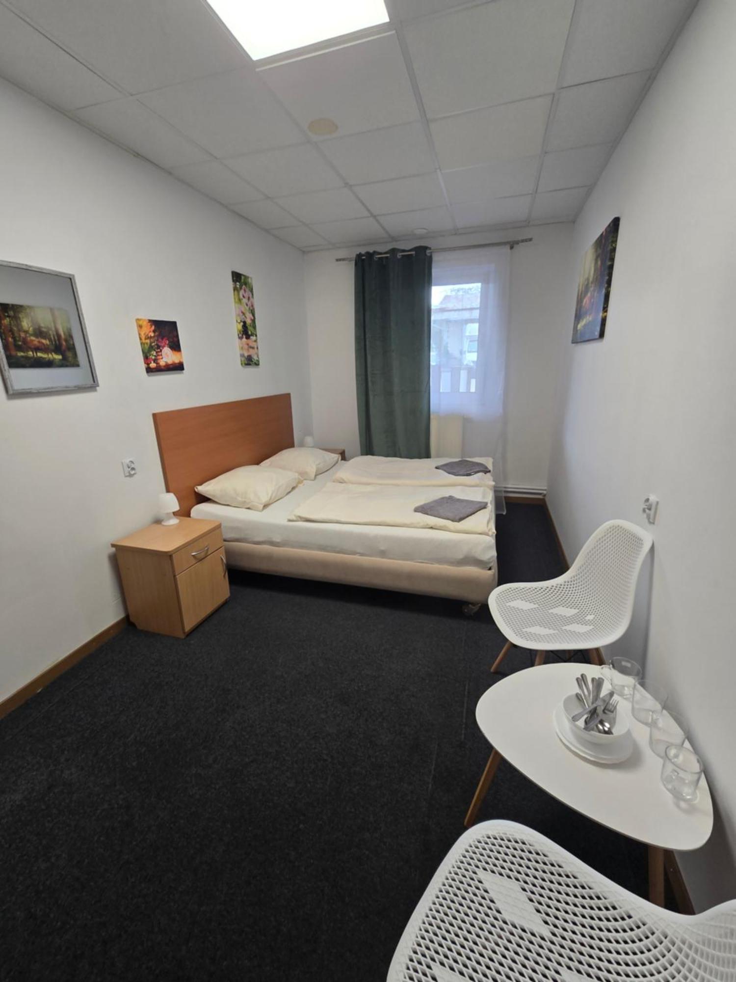 Hostel Krosnienska 12 Zielona Gora  Bagian luar foto
