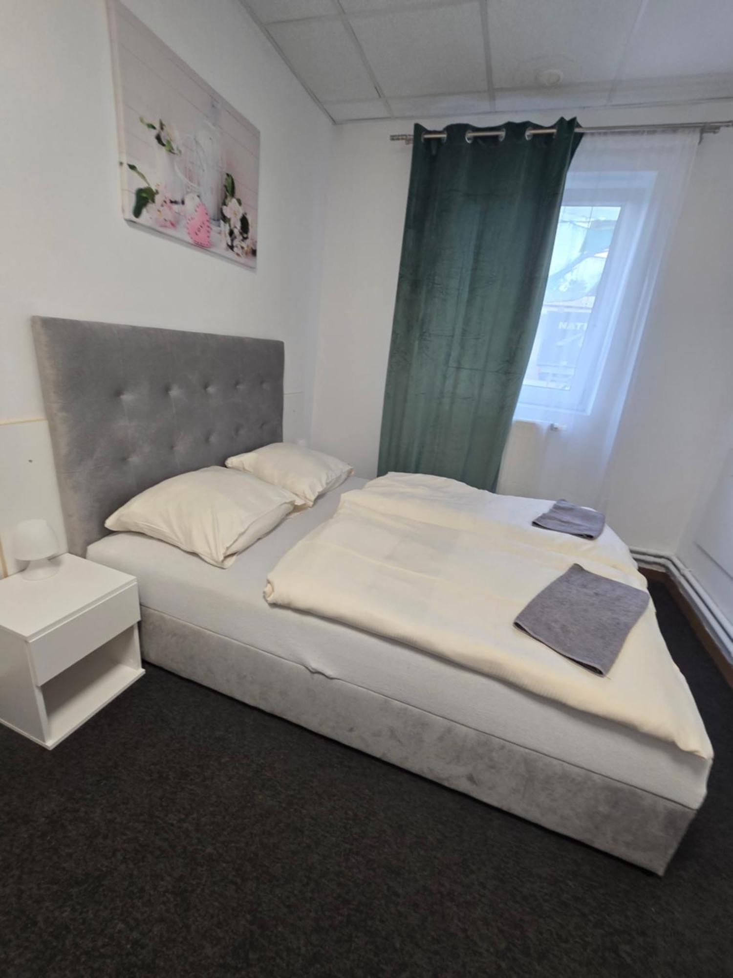 Hostel Krosnienska 12 Zielona Gora  Bagian luar foto