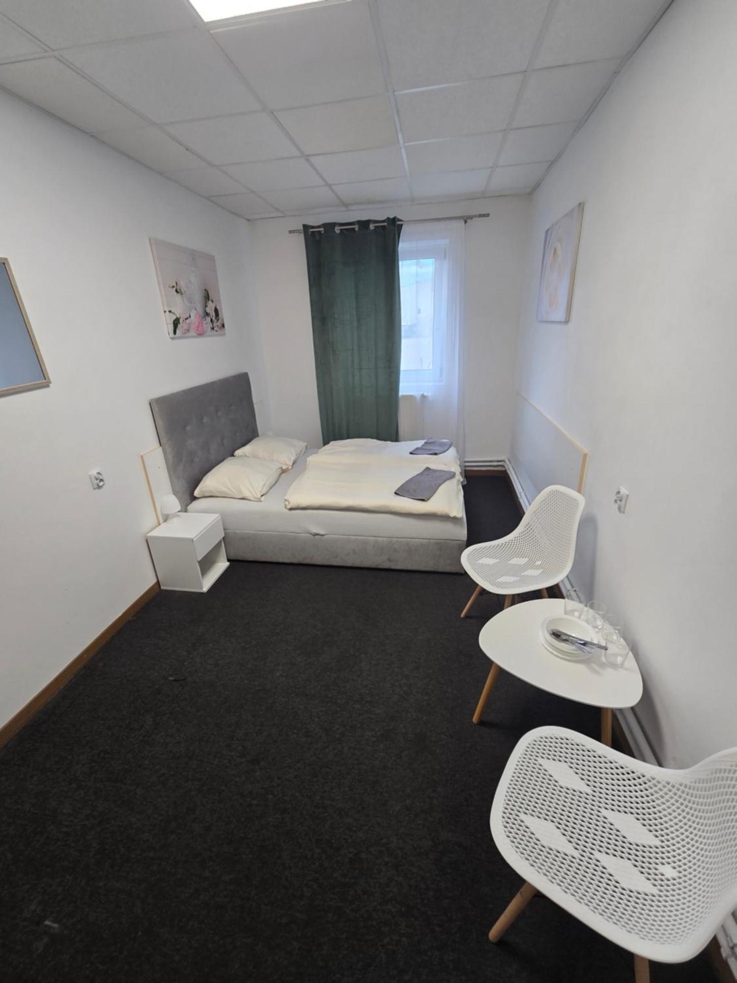 Hostel Krosnienska 12 Zielona Gora  Bagian luar foto